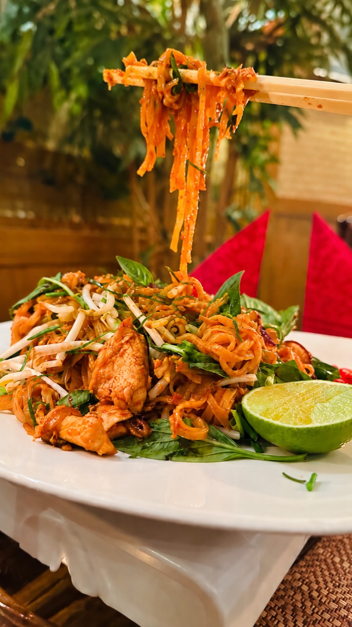 Pad Thai Tom Yum mit frischen Kräutern